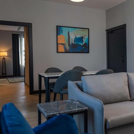 Radisson Blu Hotel, Amman Galleria Mall Eksteriør billede A living room in a serviced apartment in Warsaw, Poland