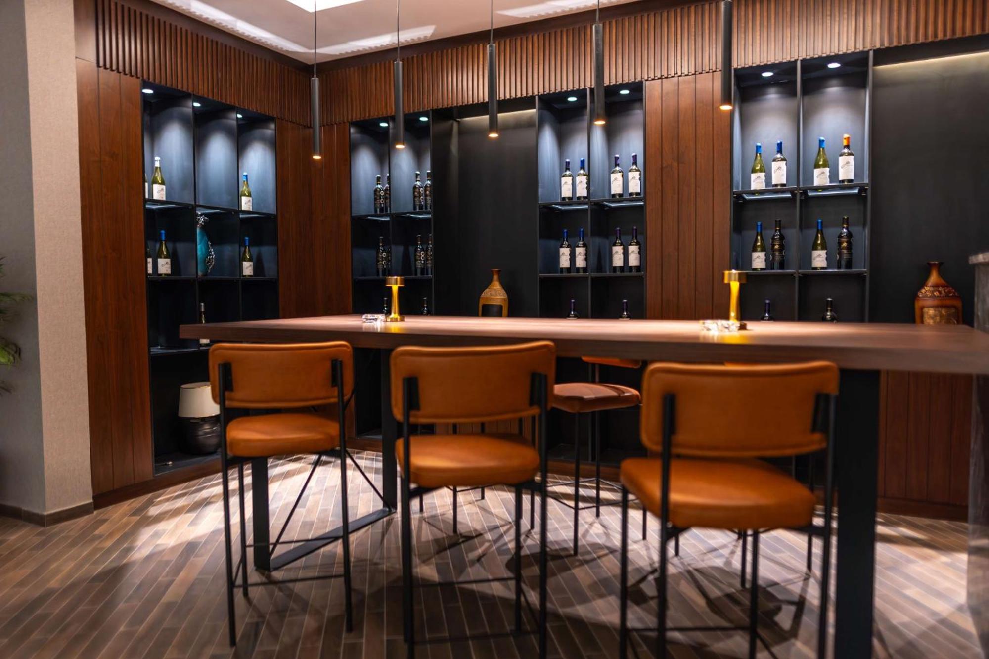 Radisson Blu Hotel, Amman Galleria Mall Eksteriør billede The bar at the lounge