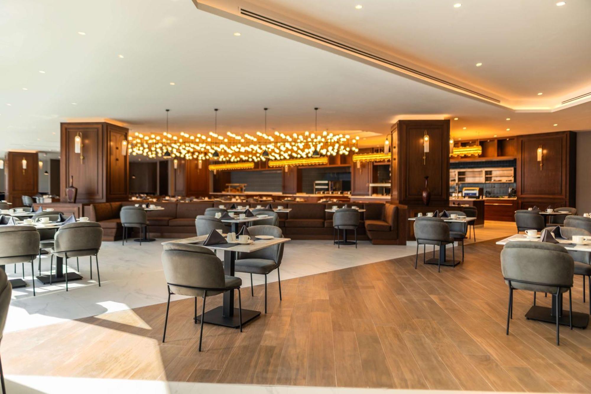 Radisson Blu Hotel, Amman Galleria Mall Eksteriør billede The restaurant at the hotel