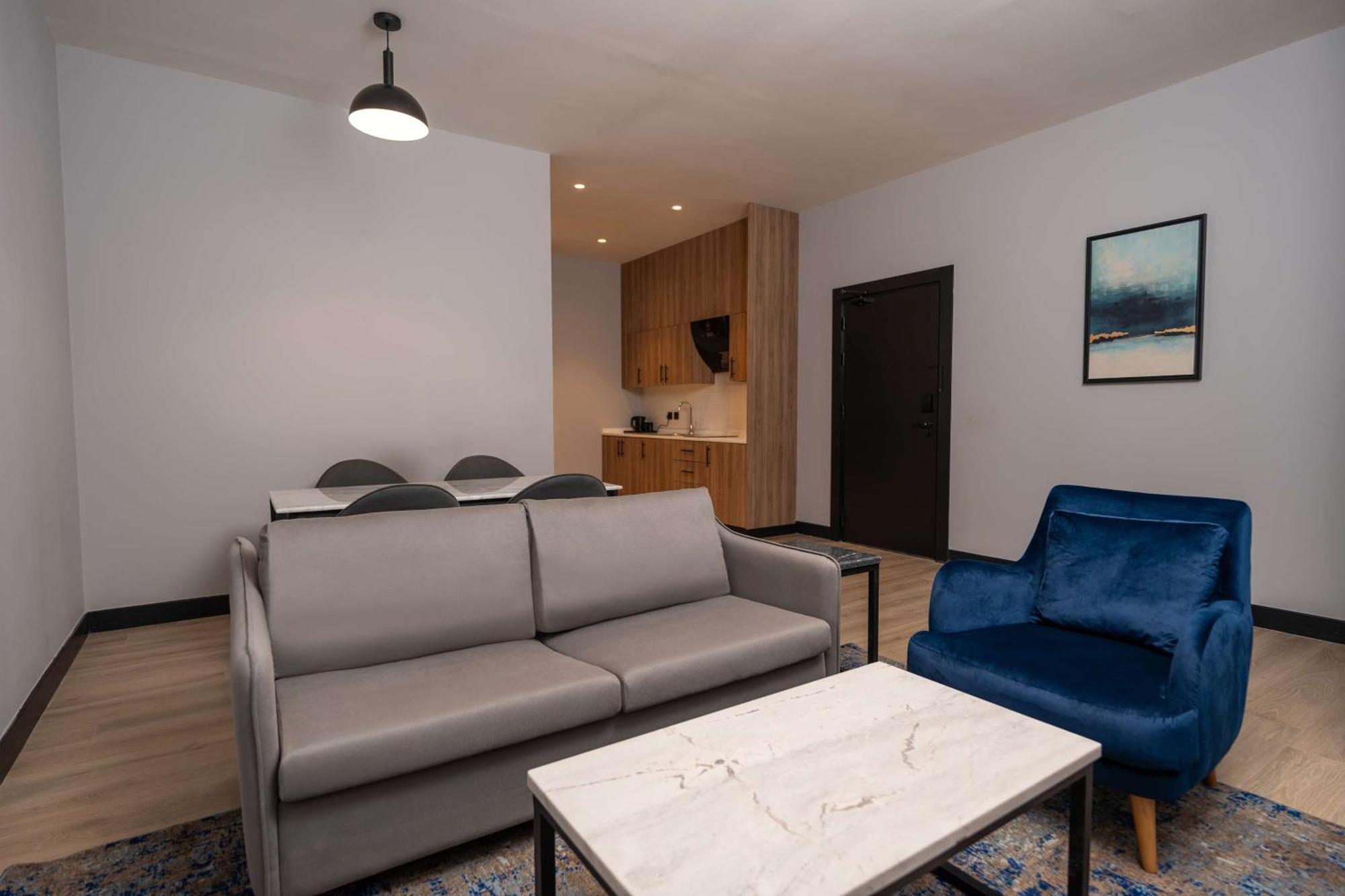 Radisson Blu Hotel, Amman Galleria Mall Eksteriør billede A living room in a serviced apartment