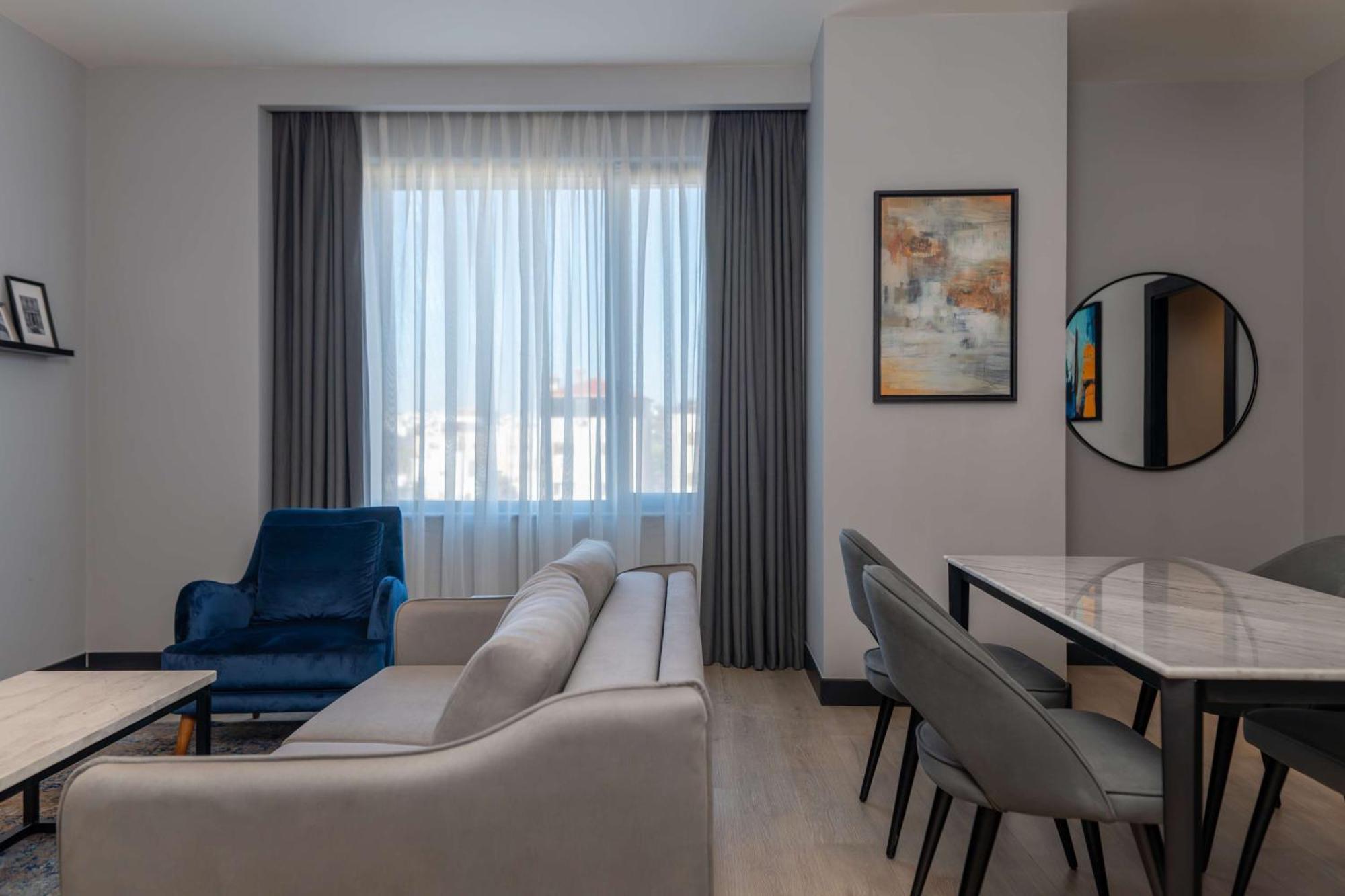 Radisson Blu Hotel, Amman Galleria Mall Eksteriør billede A living room