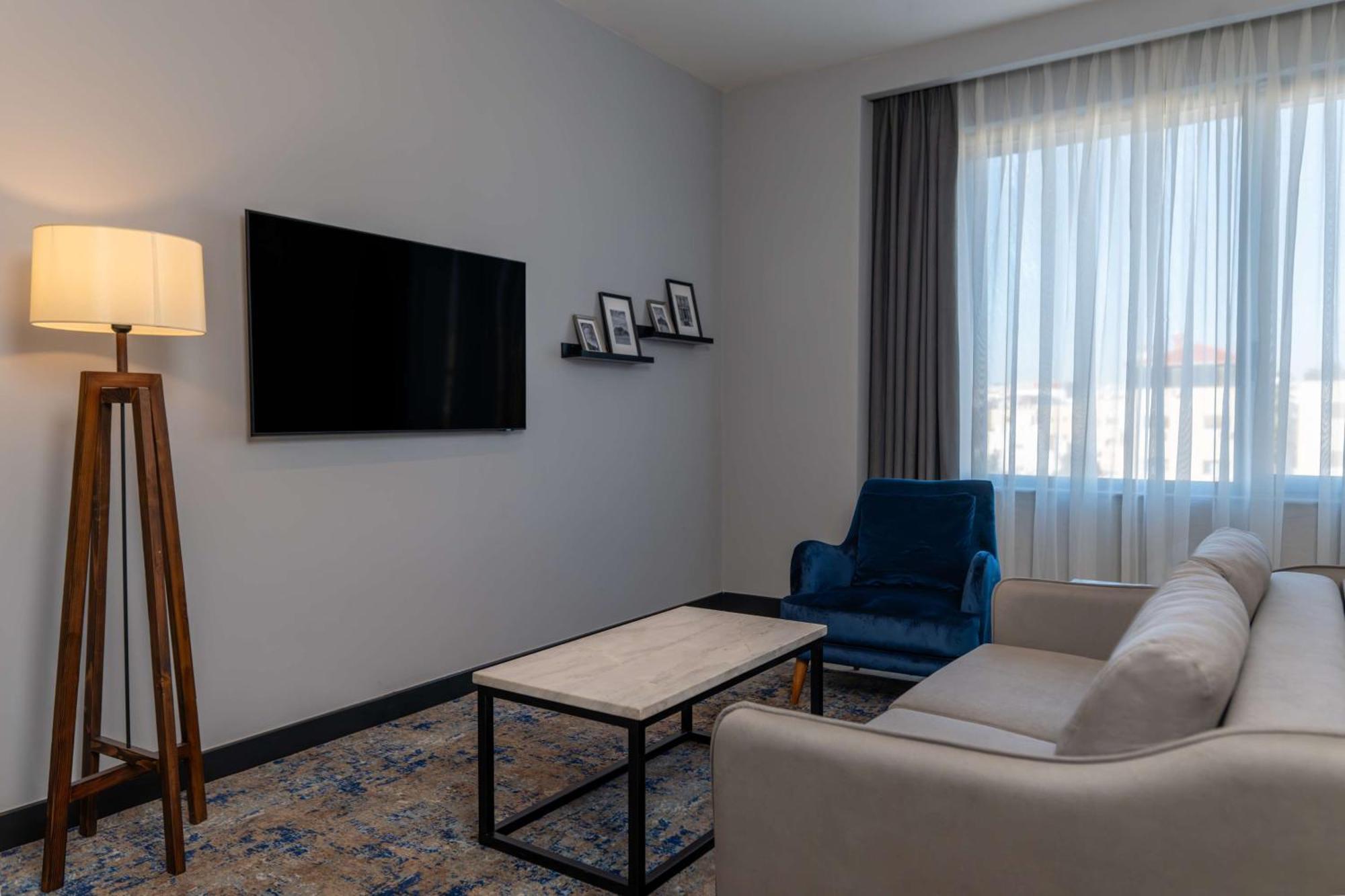 Radisson Blu Hotel, Amman Galleria Mall Eksteriør billede A living room at the hotel