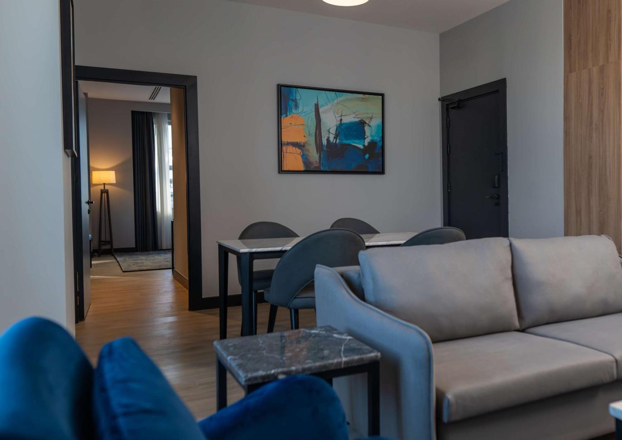 Radisson Blu Hotel, Amman Galleria Mall Eksteriør billede A living room in a serviced apartment in Warsaw, Poland