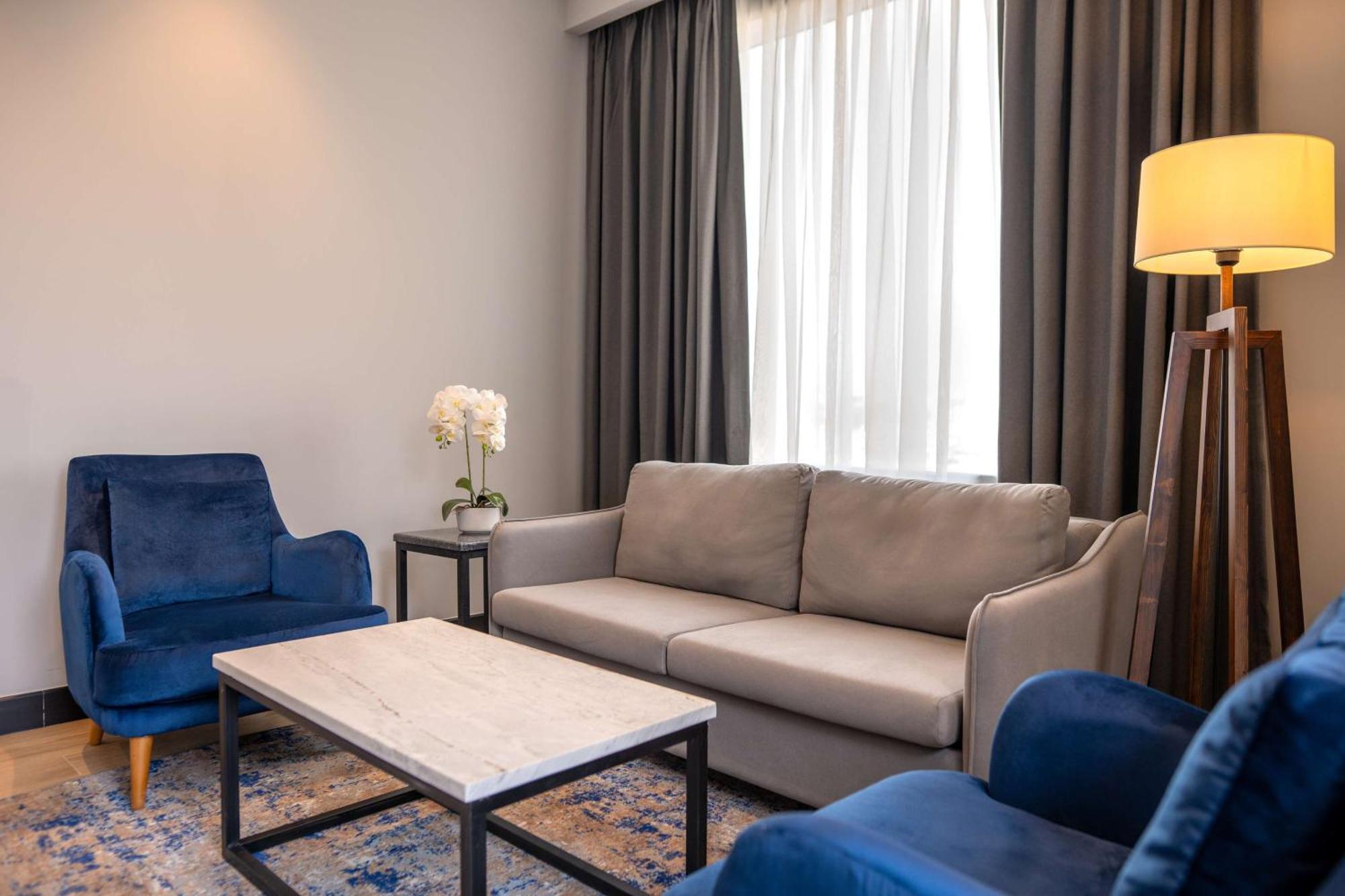 Radisson Blu Hotel, Amman Galleria Mall Eksteriør billede A living room in a hotel