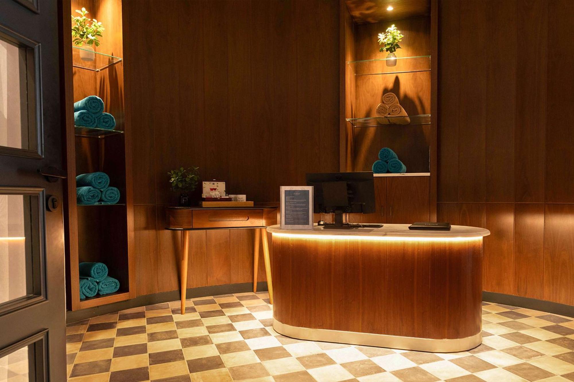 Radisson Blu Hotel, Amman Galleria Mall Eksteriør billede Reception desk at the spa